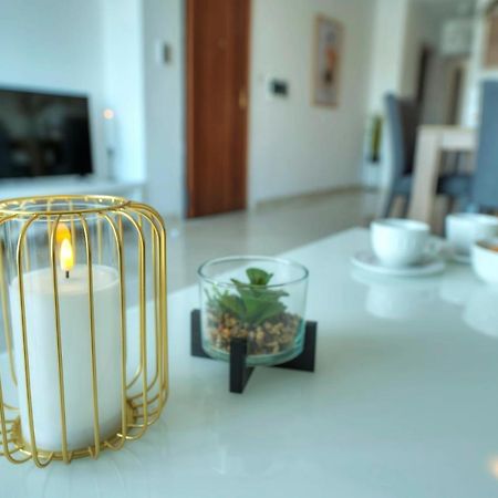 Seafront Beautifully Furnished 2 Bedrooms Gogzr-3 Gzira Esterno foto