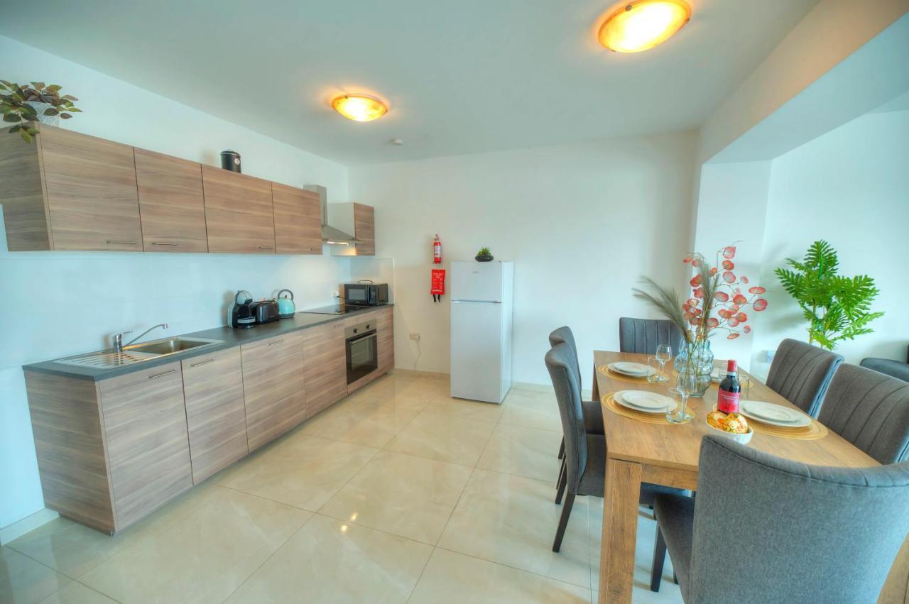 Seafront Beautifully Furnished 2 Bedrooms Gogzr-3 Gzira Esterno foto
