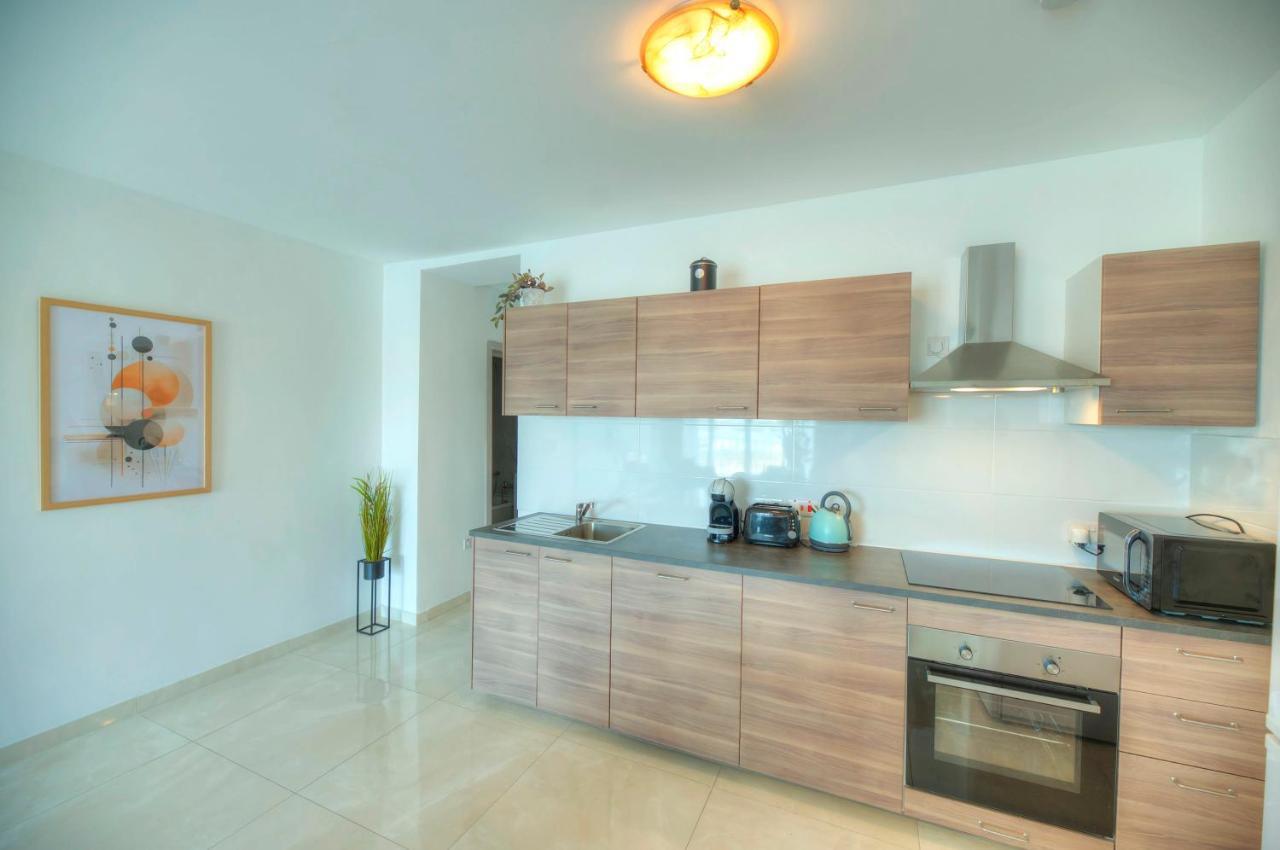 Seafront Beautifully Furnished 2 Bedrooms Gogzr-3 Gzira Esterno foto