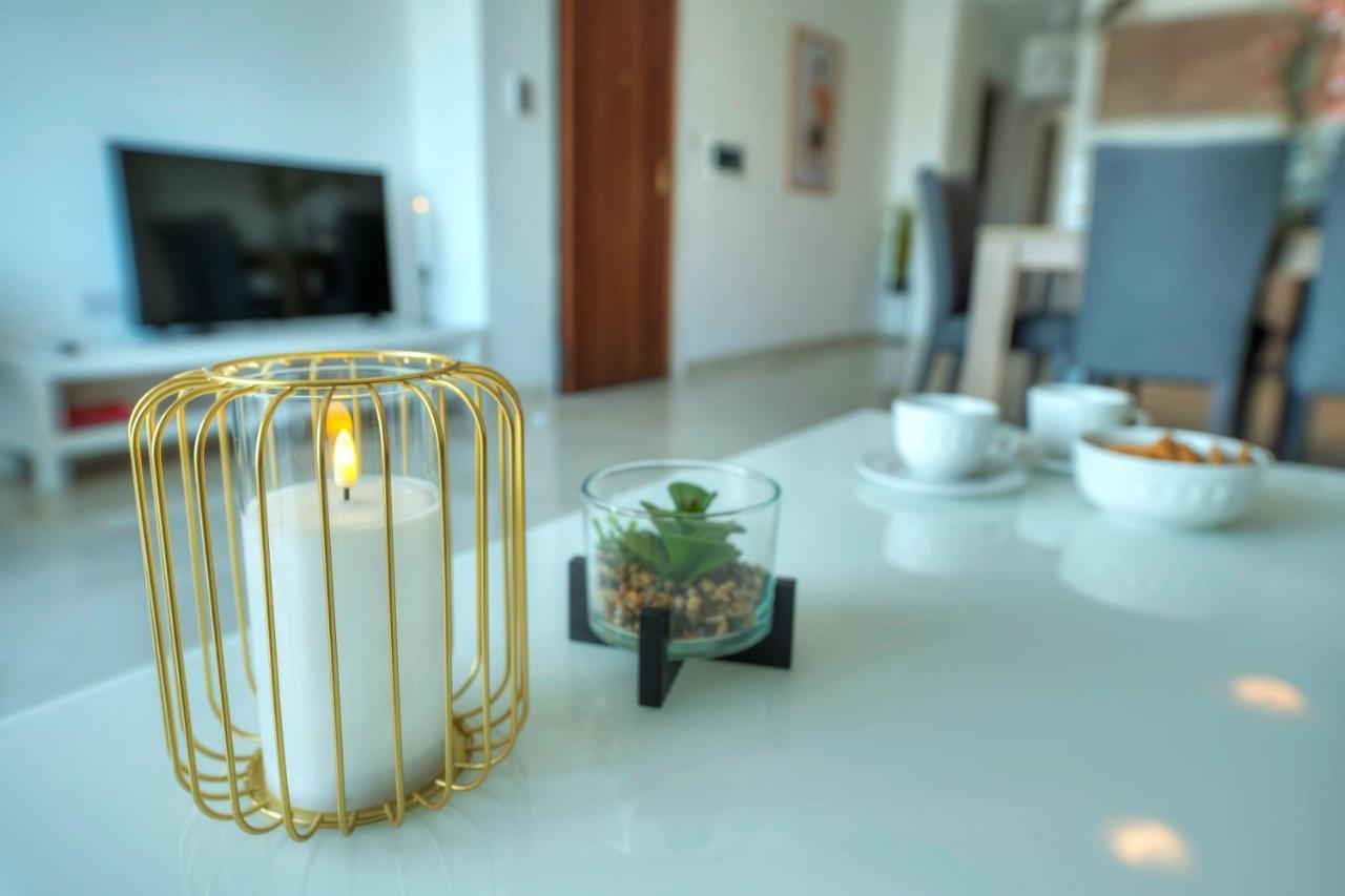 Seafront Beautifully Furnished 2 Bedrooms Gogzr-3 Gzira Esterno foto