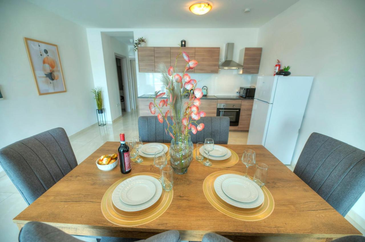 Seafront Beautifully Furnished 2 Bedrooms Gogzr-3 Gzira Esterno foto