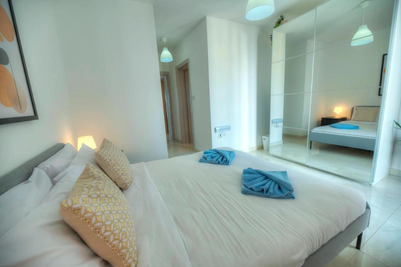 Seafront Beautifully Furnished 2 Bedrooms Gogzr-3 Gzira Esterno foto